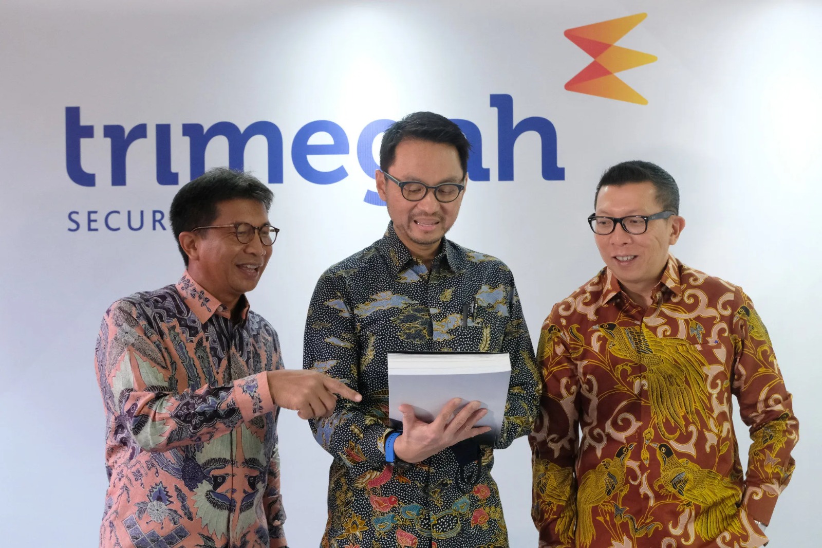 KINERJA - Direksi Trimegah Sekuritas tampak berbincang usai memberikan update kinerja perseroan kepada media. FOTO - ISTIMEWA Susut 8,4 Persen, Laba Broker Boy Thohir (TRIM) 2023 Sisa Rp162 Miliar
