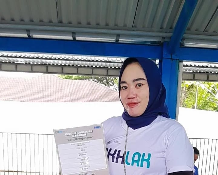 Produk Kerupuk Rajungan Mama Muda milik Rita dipamerkan dan dibanggakan oleh Jokowi pada acara BRI Microfinance Outlook 2024 di Jakarta pada Kamis (8/6/2024). dok. BRI. BRI Microfinance Outlook, Kisah Inspiratif UMKM Naik Kelas Mama Muda