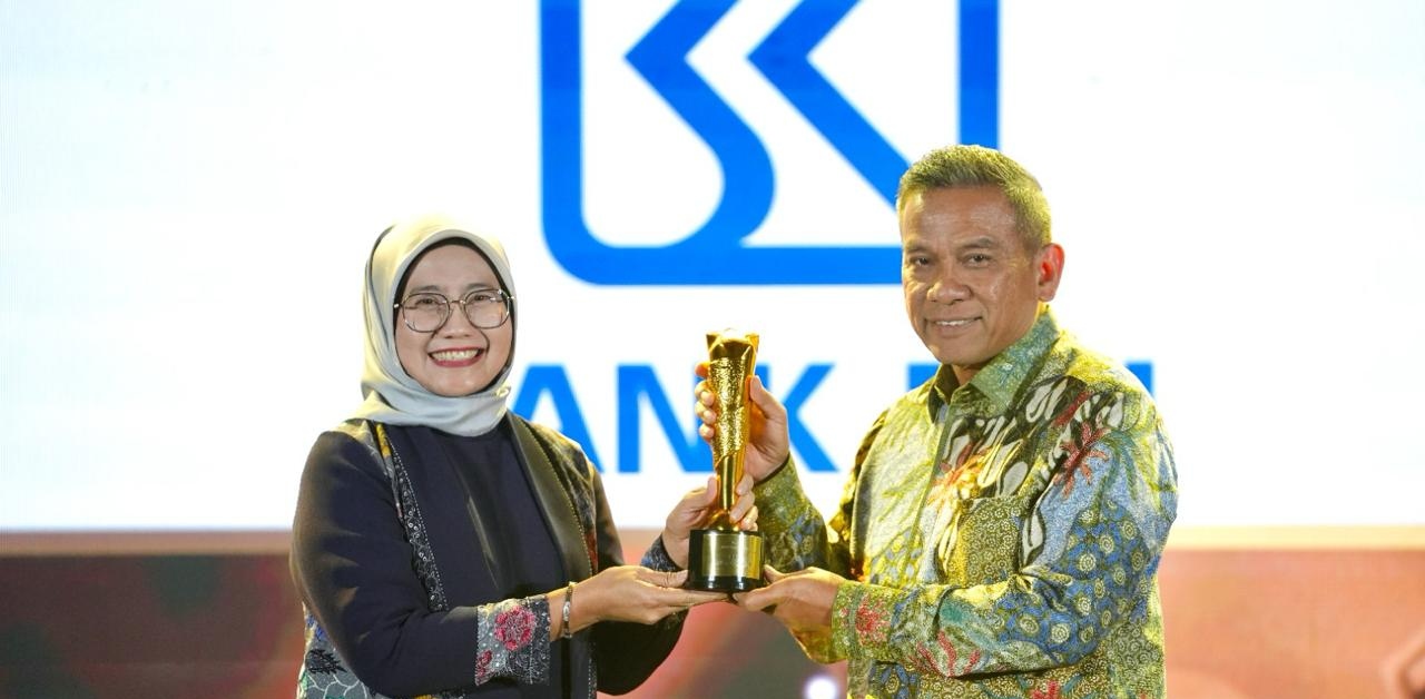 Direktur Bisnis Wholesale dan Kelembagaan BRI Agus Noorsanto menerima penghargaan yang diserahkan langsung oleh Direktur Keuangan Pertamina Emma Sri Martini. dok. BRI. BRI (BBRI) Raih 3 Penghargaan Pada Pertamina Appreciation Night