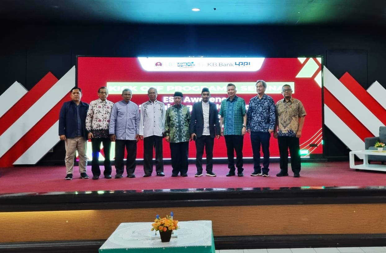 penandatanganan MoU antara KB Bank yang diwakili oleh Wakil Direktur Utama KB Bank Robby Mondong, dengan Rektor ITB Ahmad Dahlan, Dr. Yayat Sujatna, SE., Msi pada Jumat (15/3/2024) dalam acara Kick-off Meeting di Auditorium Syafruddin Prawiranegara, Kampus ITB Ahmad Dahlan Jakarta. dok. KB Bank. Melalui Program Star Edu, KB Bank-ITB Ahmad Dahlan Jalin Kolaborasi