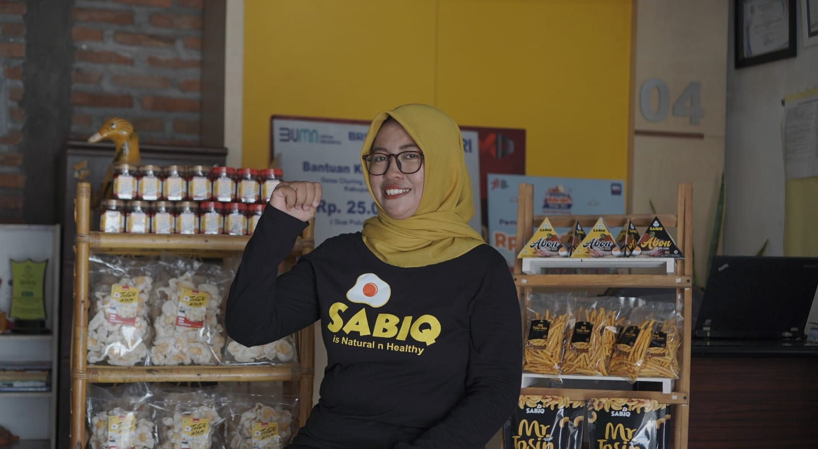 Kisah sukses Ainur Rohmatin, perempuan asal Lamongan, Jawa Timur dengan usaha Telur Asin Sabiq. dok. BRI. Lewat Program Klasterkuhidupku Usaha Telur Asin Ini Tambah Sukses