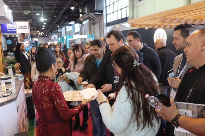 Produk makanan dan minuman (mamin) dan hotel, restoran, dan kafe (horeka) Indonesia berhasil mencatatkan transaksi potensial sebesar USD 10 juta atau senilai Rp150 miliar di SIRHA Budapest 2024. Pameran terselenggara pada 5—7 Maret 2024 di Hungexpo Budapest Congress & Exhibition Center, Budapest, Hungaria. Produk Mamin dan Horeka Kantongi Transaksi Rp150M di SIRHA Budapest