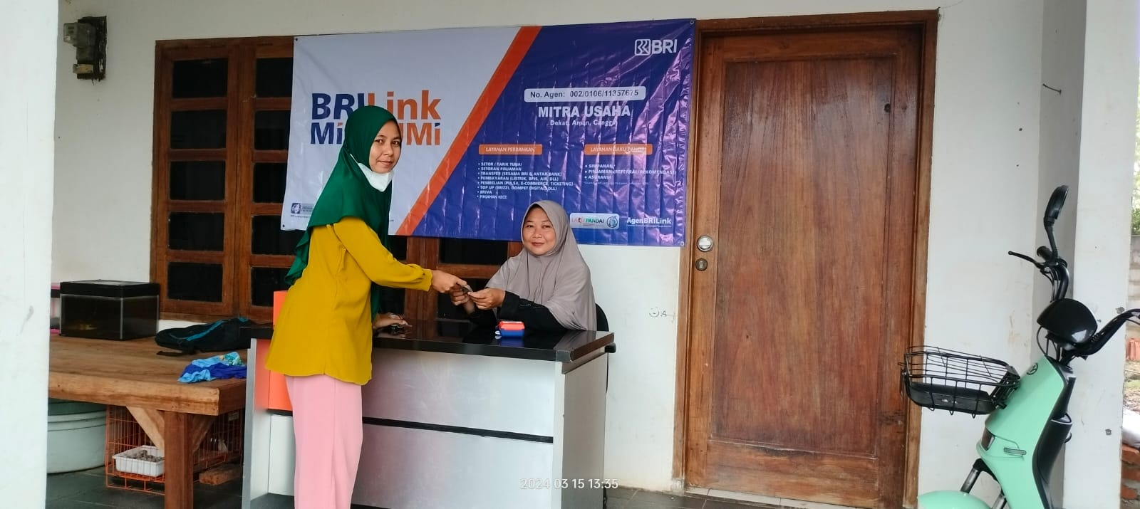 Hj. Caryati agen BRILink, di  Dusun Sukajaya, Desa Dayeuhluhur, Kecamatan Tempuran, Kabupaten Karawang, Jawa Barat. dok.BRI. Kisah Agen Mitra UMi, Tambah Penghasilan Juga Bantu Ekonomi Warga