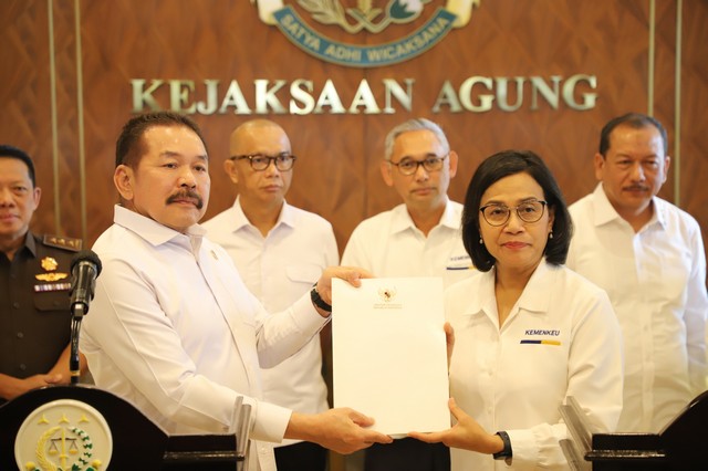 Jaksa Agung ST Burhanuddin menerima kunjungan Menteri Keuangan RI Sri Mulyani beserta jajaran, Senin (18/3/2024) di Gedung Utama Kejaksaan Agung. dok. Kejagung. Menkeu-Jaksa Agung Bahas Korupsi 4 Perusahaan Pembiayaan Ekspor Rp2,5T