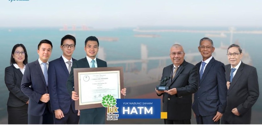 RESMI - Pengurus Habco Trans memamerkan sertifikat IPO dari BEI. FOTO - ISTIMEWA Habco Trans (HATM) Obral Dividen Rp39 Miliar, Ini Jadwalnya