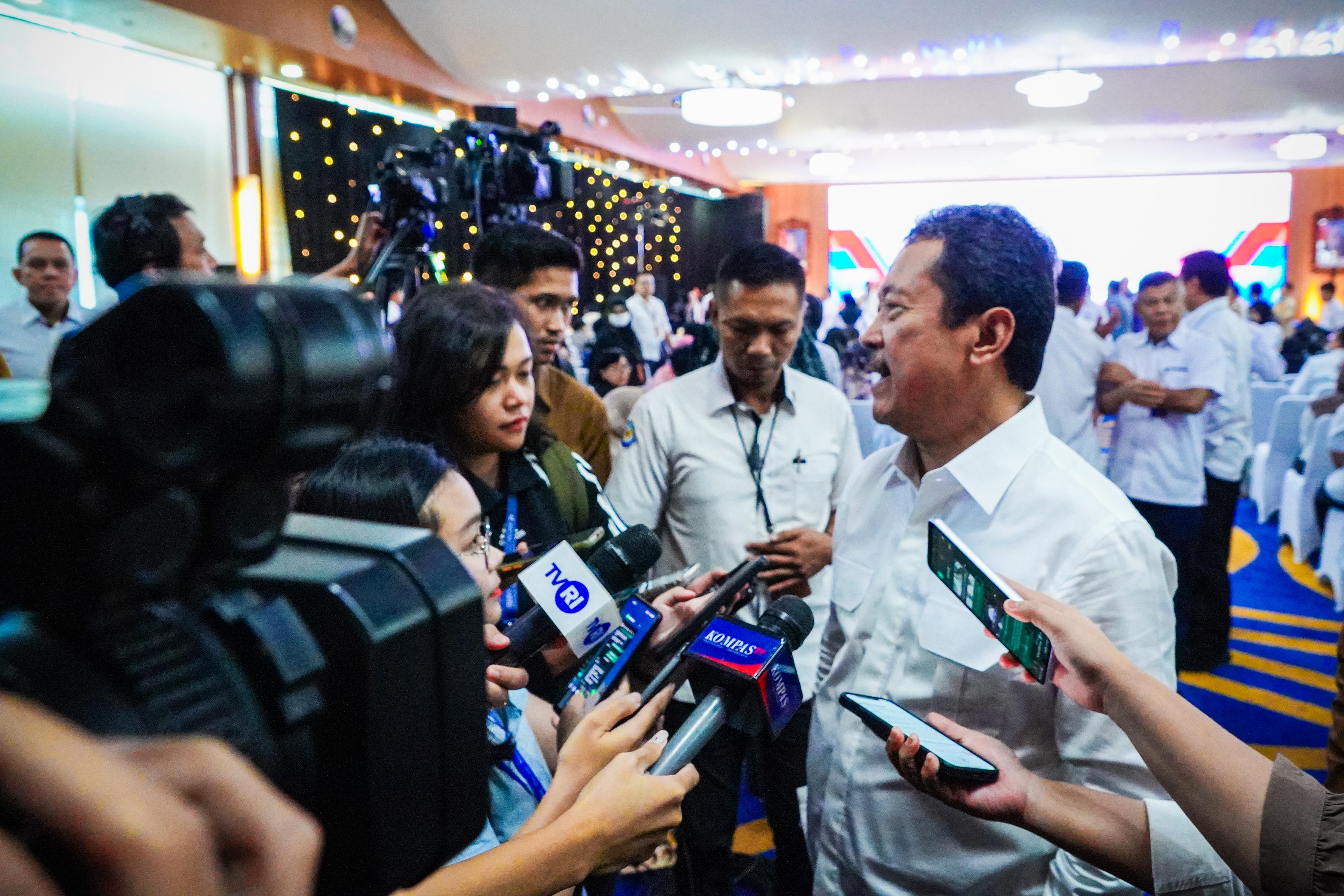 Menteri Kelautan dan Perikanan Sakti Wahyu Trenggono melayani wartawan. dok. ist. Menteri KP Pastikan Pemanfaatan Hasil Sedimentasi Utamakan Ekologi