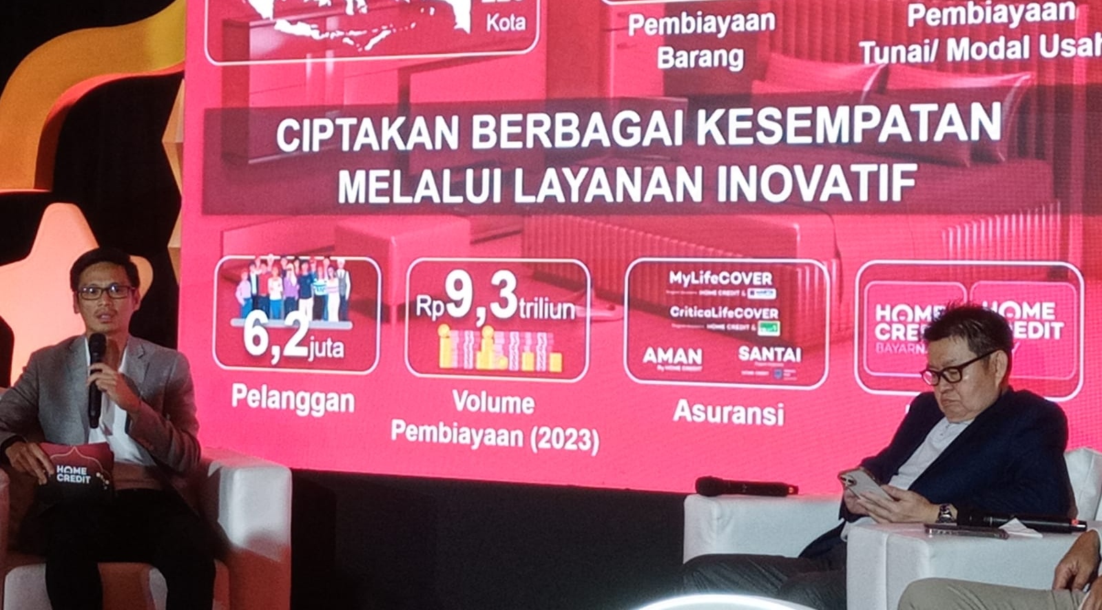 Chief Marketing & Digital Officer Home Credit Sheldon Chuan Home Credit bersama Budi Frensidy, Guru Besar Fakultas Ekonomi dan Bisnis Universitas Indonesia saat paparan. dok. Home Credit. Ramadan 2024, Home Credit Bagikan Makanan dan Buku Literasi Keuangan