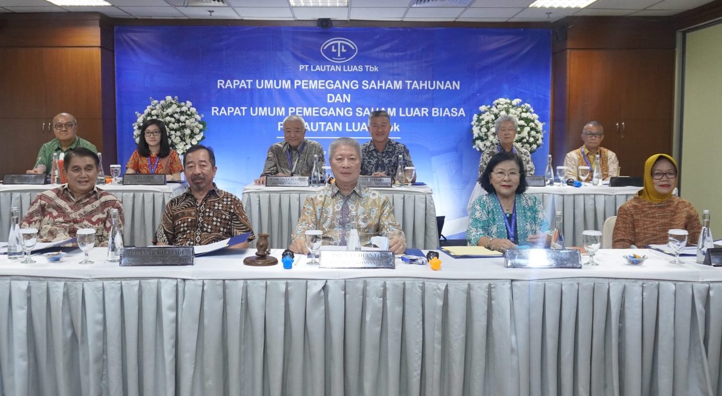 KINERJA - Pengurus Lautan Luas berfoto bersama di sela-sela rapat umum pemegang saham tahunan perseroan. FOTO - ISTIMEWA Meragukan, Pefindo Revisi Prospek Lautan Luas (LTLS)