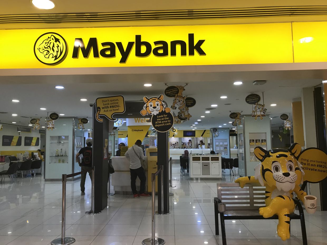 ATRAKTIF - Suasana ruang kantor pelayanan Bank Maybank tampak hidup. FOTO - ISTIMEWA Melejit 18 Persen, Maybank (BNII) 2023 Kemas Laba Rp1,74 Triliun