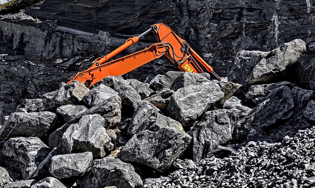 KERJA - Alat berat tengah beraksi di lokasi tambang milik Resources Alam Indonesia. FOTO - ISTIMEWA Drop 30 Persen, Laba Resources Alam (KKGI) 2023 Sisa USD26 Juta