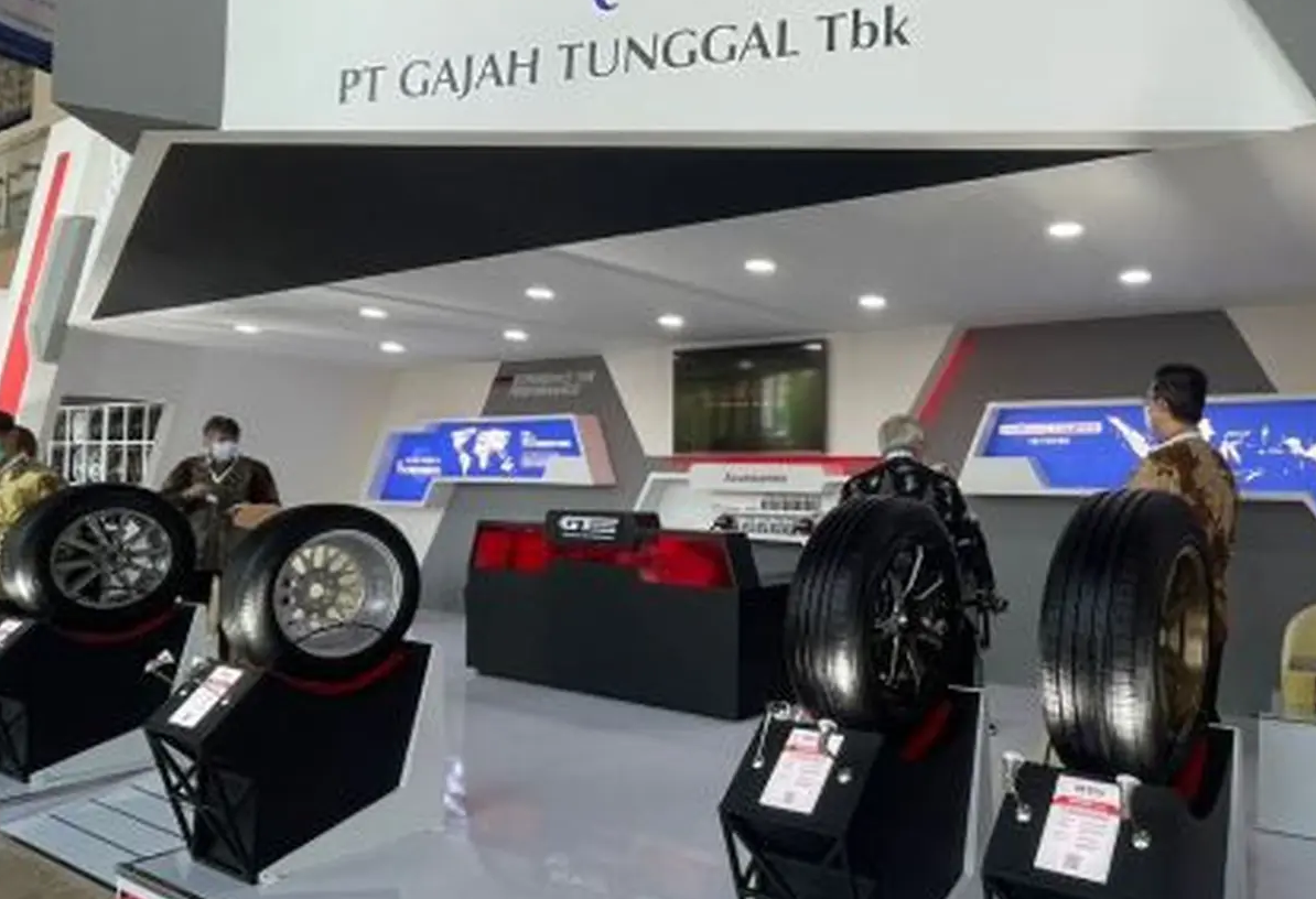 PRODUK - Seseorang melintas di antara etalase produk Gajah Tunggal. FOTO - ISTIMEWA Meroket 755 Persen, Emiten Pak Lo (GJTL) 2023 Raup Laba Rp1,18 Triliun