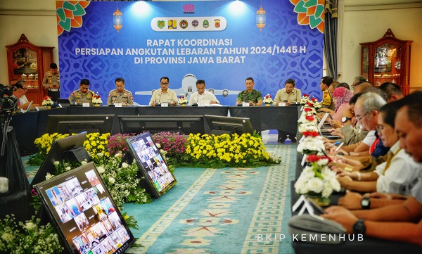 Menteri Perhubungan, Budi Karya Sumadi, Minggu (31/3) memimpin rapat koordinasi bersama pemerintah daerah dan pemangku kepentingan terkait membahas kesiapan Angkutan Lebaran 2024 di wilayah Jawa Barat di Gedung Pakuan, Rumah Dinas Gubernur Jawa Barat, Bandung Menhub Ingatkan Potensi Adanya Kendaraan ODOL Saat Arus Mudik