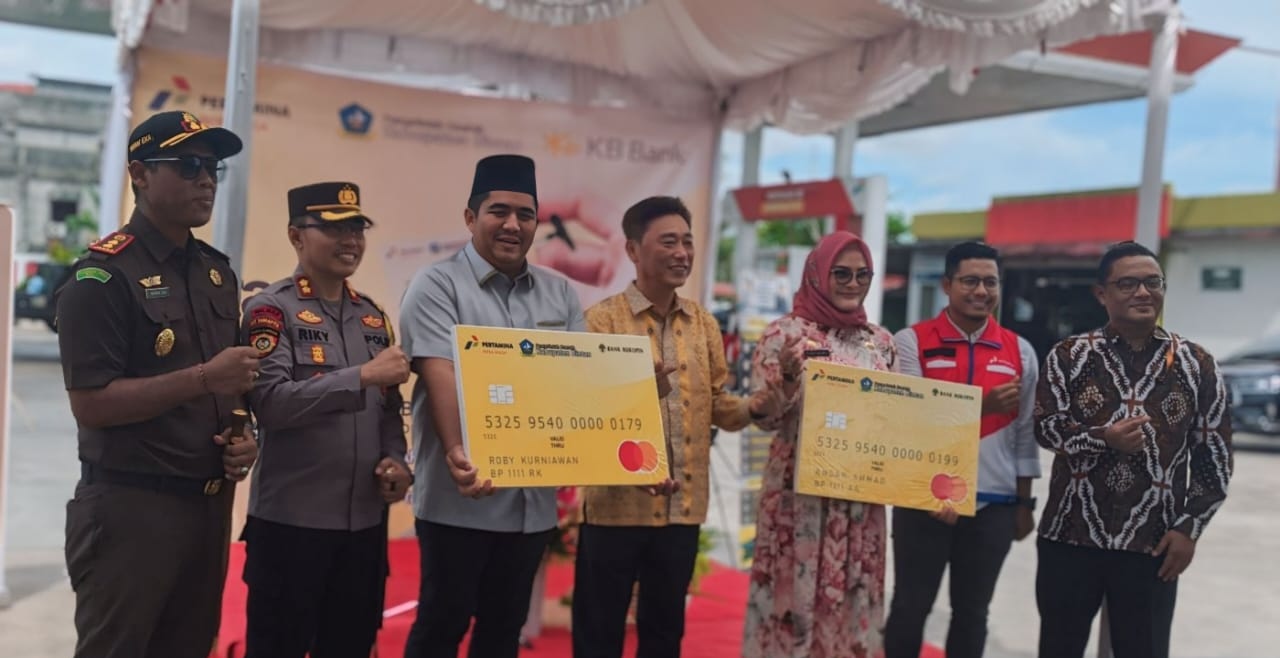 Direktur Utama KB Bank, Tom (Woo Yeul) Lee (tengah) dalam peluncuran Fuel Card Solar Subsidi di Kabupaten Bintan, Provinsi Kepulauan Riau, Senin, 1 April 2024. dok. KB Bank.. KB Bank Perluas Akses Fuel Card Solar Bersubsidi di Bintan