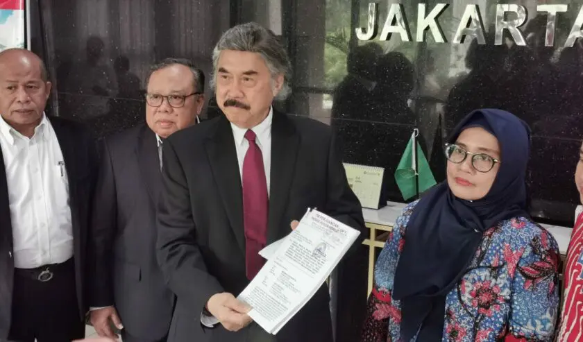 Mantan hakim di Mahkamah Agung, Gayus Lumbuun  memimpin Tim PDI menunjukkan berkas pendaftaran gugatan ke PTUN, Jakarta Timur, Selasa (2/4/2024). dok. Faiz Fadjarudin suarasurabaya.net. Gugat KPU ke PTUN, PDIP Minta Hasil Penetapan Pilpres Dicabut