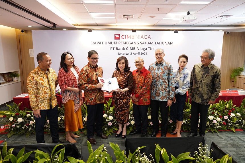 Presiden Komisaris CIMB Niaga Didi Syafruddin Yahya (ketiga kiri) bersama Presiden Direktur CIMB Niaga Lani Darmawan (keempat kiri), Wakil Presiden Komisaris Independen CIMB Niaga Glenn Muhammad Surya Yusuf (kanan), Komisaris CIMB Niaga Dato’ Abdul Rahman Ahmad (keempat kanan), Komisaris Independen CIMB Niaga Dody Budi Waluyo* (ketiga kanan), Komisaris Independen CIMB Niaga Sri Widowati (kedua kiri), Direktur Compliance, Corporate Affairs and Legal CIMB Niaga Fransiska Oei (kedua kanan), dan Komisaris Independen CIMB Niaga Periode 2016-2024 Jeffrey Kairupan (kiri) pada Rapat Umum Pemegang Saham Tahunan (RUPST) CIMB Niaga di Jakarta, Rabu (3/4/2024). Bank CIMB Niaga (BNGA) Gelontorkan Dividen Rp3,08 Triliun