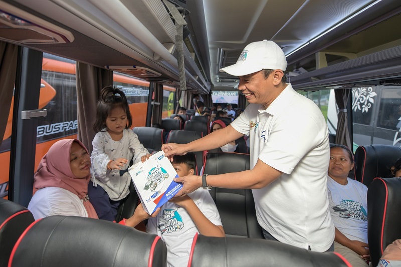 Direktur Utama PT Bank Tabungan Negara (Persero) Tbk Nixon LP Napitupulu menyerahkan bingkisan bagi para pemudik gratis saat pelepasan Mudik Asyik Bersama BUMN 2024 di Monas, Jakarta, Jumat (5/4). BTN Lepas Ribuan Pemudik Gratis