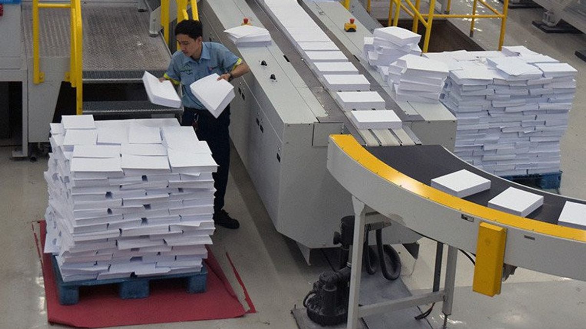 PRODUKSI - Pekerja tengah menata kertas hasil produksi Tjiwi Kimia. FOTO - ISTIMEWA Drop 62 Persen, Laba Tjiwi Kimia (TKIM) 2023 Sisa USD172 Juta