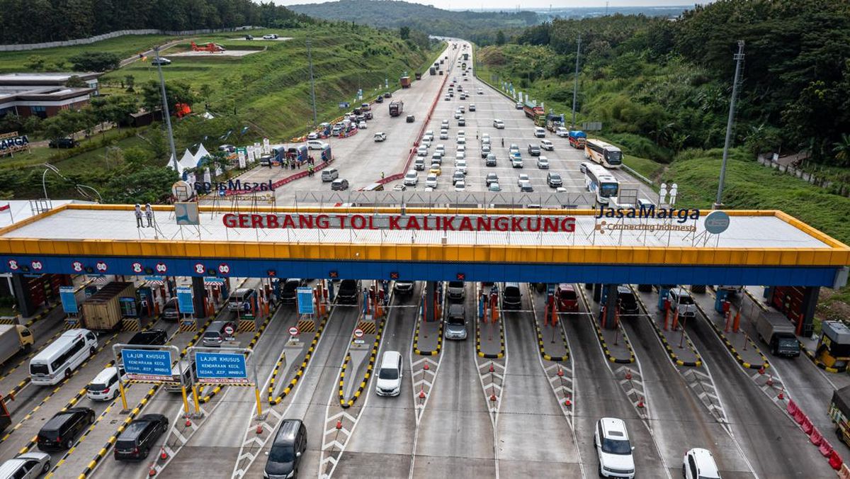 PT Jasamarga Transjawa Tol melalui PT Jasamarga Semarang Batang siagakan 24 gardu layanan transaksi di Gerbang Tol (GT) Kalikangkung Jalan Tol Batang-Semarang. Dukung One Way Jasamarga Siagakan 24 Gardu di Gerbang Tol Kalikangkung