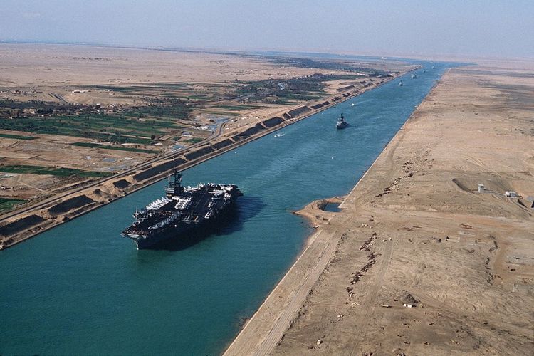 Ilustrasi Kapal induk USS America melintas di Terusan Suez, Mesir. dok. Kompas. (Wikipedia). Konflik Timur Tengah, Kemendag Pastikan Distribusi Barang Impor Lancar