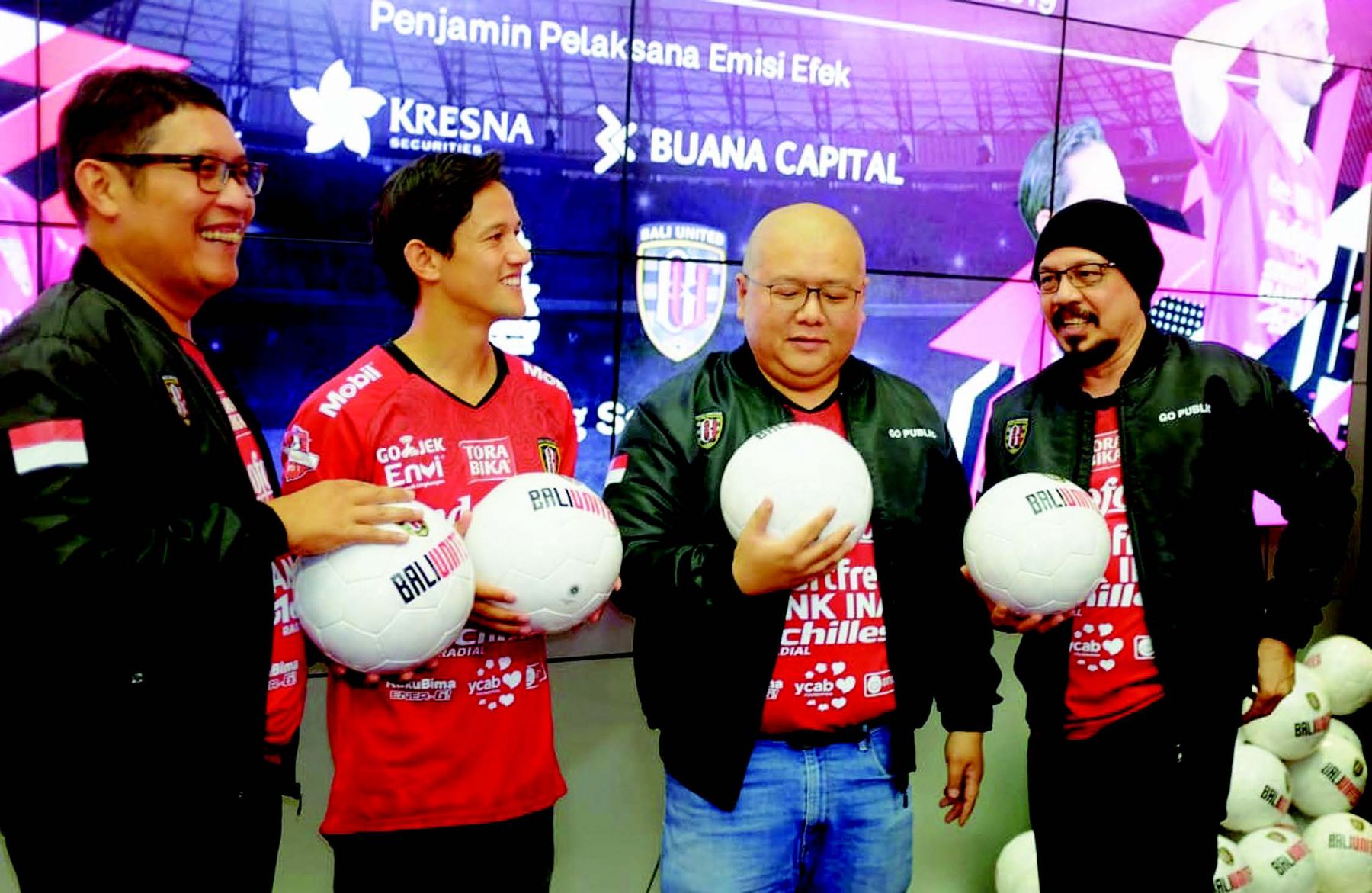 RESMI - Penguurus Bali Bintang Sejahtera memegang bola usai listing di Bursa Efek Indonesia. FOTO - ISTIMEWA Beban Melonjak, Rugi Bali United (BOLA) 2023 Bengkak 122 Persen