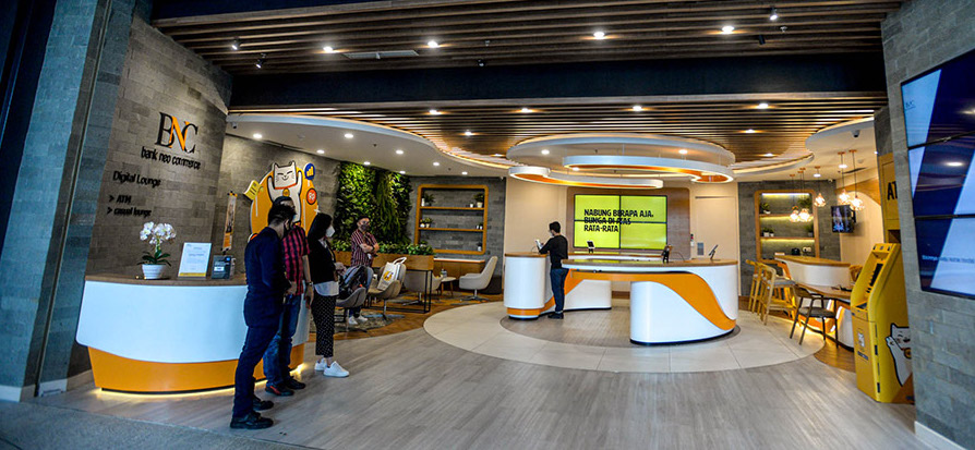 SIAP - Pegawai Bank Neo tengah bersiap untuk menyambut nasabah di kantor cabang baru. FOTO - ISTIMEWA Perkuat Modal, Bank Neo (BBYB) Godok Right Issue 5 Miliar Lembar