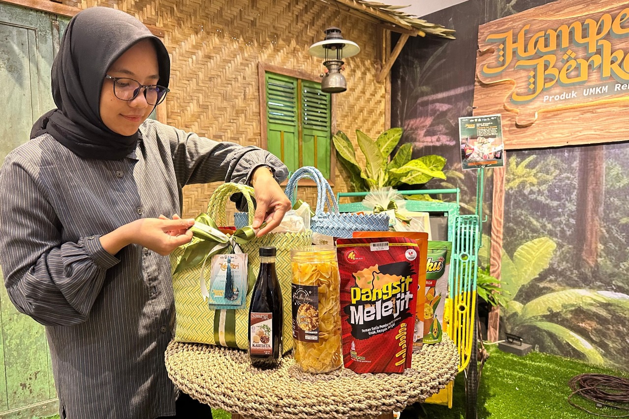 *Foto 2* Karyawan Rumah BUMN Rembang sedang menghias keranjang Hampers Berkah UMKM Rembang di Galeri Rumah BUMN Rembang. Rumah BUMN SIG Rembang Cetak Lonjakan Penjualan Hampers 30 Persen