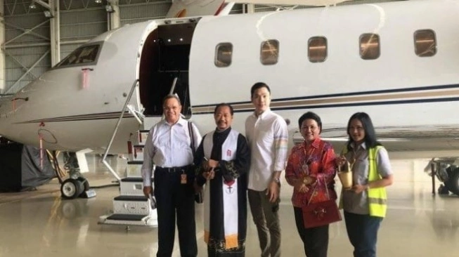 Harvey Moeis (tengah) dengan latar belakang jet pribadi. dok. Pribadi. Instagram. Usai Sita 4 Mobil Mewah, Kejagung Kini Usut Jet Pribadi Harvey Moeis