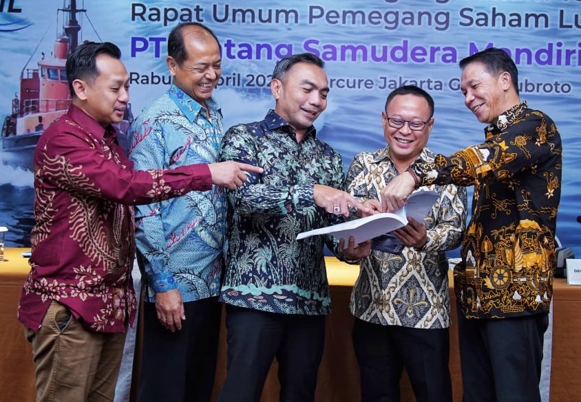 SENYUM - Jajaran direksi Bintang Samudera Mandiri Lines di sela-sela velarĂ¡n RUPS Tahunan tahun buku 2023. FOTO - ISTIMEWA Dapat Izin, Bintang Samudera (BSML) Godok Right Issue 400 Juta Lembar