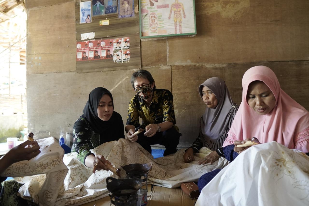 GIAT - Para perajin Batik Aromaterapi Madura kala mengayam produk untuk memenuhi permintaan pasar ekspor. FOTO - ISTIMEWA Ekspor Batik Aromaterapi, Kesejahteraan Perajin Madura Terangkat