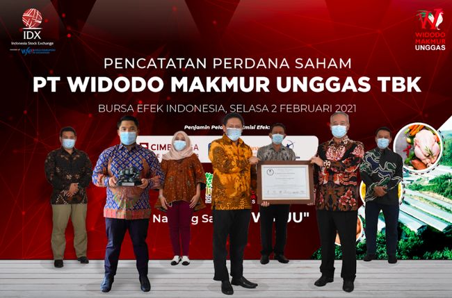 RESMI - Jajaran direksi berfoto bareng dengan memamerkan sertikat IPO dari Bursa Efek Indonesia. FOTO - ISTIMEWA Usai WMPP, KB Valbury Borong 234,37 Juta Saham Widodo Unggas (WMUU)