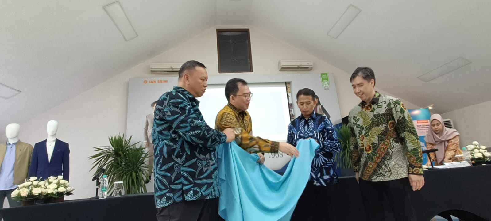 Kiri-kanan  1. Direktur: Lukas Ginting, 2. Direktur Utama: Karsongno Wongso Djaja,  3. Direktur: Wagiyono, 4. Direktur: Heru Jatmiko Harrianto.dok. BELL. Paparkan Strategi 2024, BELL Targetkan Pertumbuhan 15 Persen