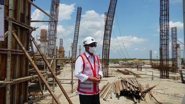 Menteri Perhubungan (Menhub) Budi Karya Sumadi, Selasa (23/4) kembali mengecek progres pembangunan Bandara Ibu Kota Nusantara (IKN). Melihat perkembangannya, ia optimis bandara ini dapat diujicobakan pada bulan Juli mendatang. Menhub Optimis Juli Bandara IKN Sudah Bisa Diuji Coba