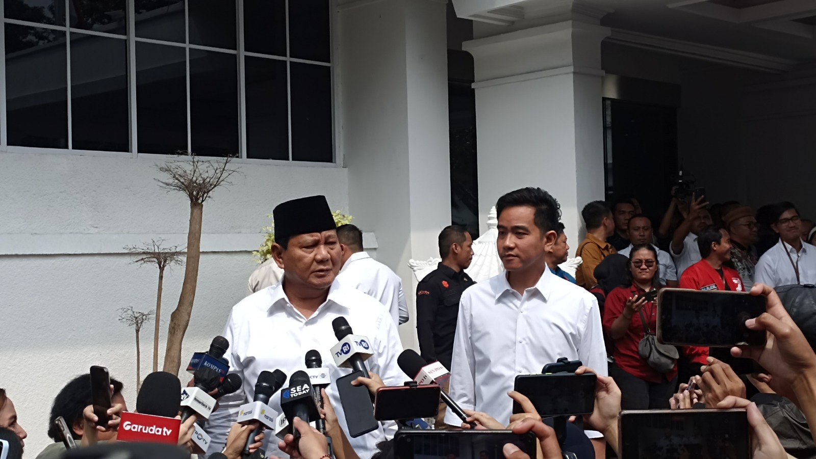 Prabowo Subianto dan Gibran Rakabuming Raka di KPU, Rabu(24/4/2024). dok.SinPo.id/Sigit Nuryadin. Jadi Presiden Terpilih, Prabowo Janji Kerja Keras Untuk Seluruh Rakyat