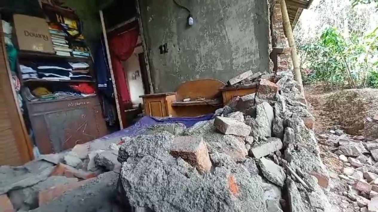 Kerusakan akibat gempa Magnitudo 6,2 di Garut, Jawa Barat, Sabtu (27/4/2024) malam. dok. tvOnenewws, Tanggap Darurat Gempa Magnitudo 6,2 di Garut, 267 Rumah Warga Rusak