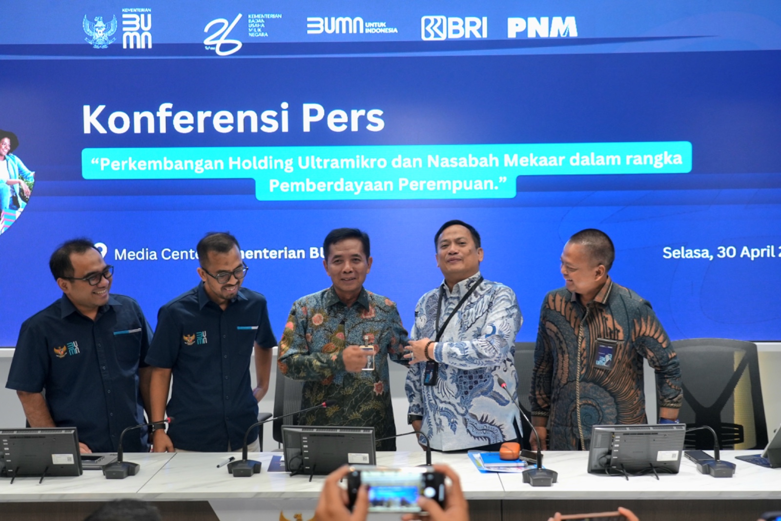 Direktur Bisnis Mikro BRI Supari (tengah) pada Konferensi Pers Perkembangan Holding Ultra Mikro dan Nasabah Mekaar dalam Rangka Pemberdayaan Perempuan, di Media Center Kementerian BUMN pada Selasa (30/4/2024). Juga hadir  Direktur Utama Permodalan Nasional Madani (PNM) Arief Mulyadi dan Direktur Bisnis PNM Prasetya Sayekti. dok. BRI. Pemberdayaan Perempuan Terus Meningkat, Ini Peran Holding Ultra Mikro