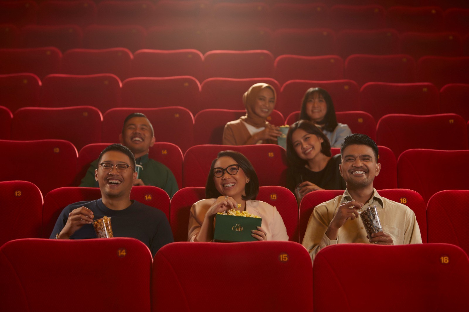 ASYIK - Penonton menikmati sajian film-film premium di bioskop Cinema XXI. FOTO - ISTIMEWA Meroket 678 Persen, Kuartal I-2024 CNMA Raup Laba Rp141 Miliar