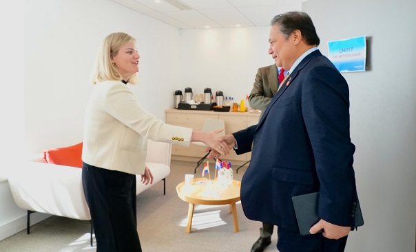 Di sela Pertemuan Tingkat Menteri Organisation for Economic Co-operation and Development (OECD) di Paris (2/05), Meko Perekonomian Airlangga Hartarto bertemu dengan delegasi Belanda yang dipimpin Wakil PM Karien Van Gennip. Belanda Siap Terlibat dalam Pembangunan Giant Sea Wall di Pantura