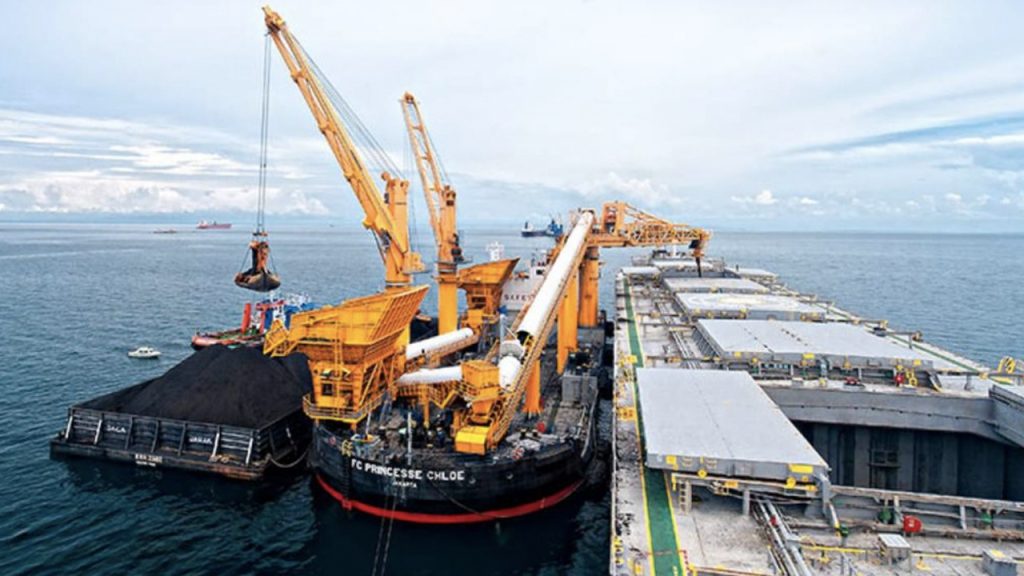 Armada kapal besutan Mitrabahtera tengah loading untuk pengiriman. FOTO - ISTIMEWA Anjlok 48 Persen, Laba Mitrabahtera (MBSS) Maret 2024 Sisa Rp42 Miliar
