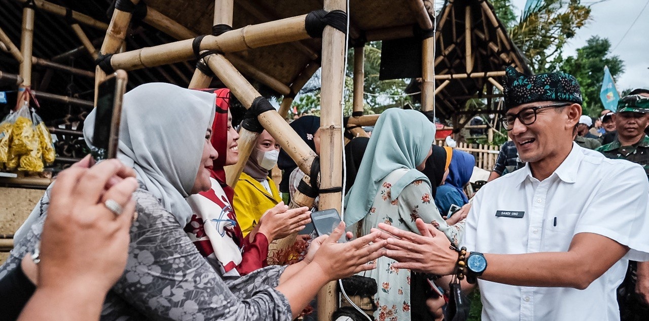 Menteri Pariwisata dan Ekonomi Kreatif (Menparekraf) Sandiaga Salahuddin Uno dengan pelaku usaha. dok. Kemenparekraf. Bantu Pembiayaan Pelaku Usaha, Kemenparekraf Luncurkan FIFTY 2024