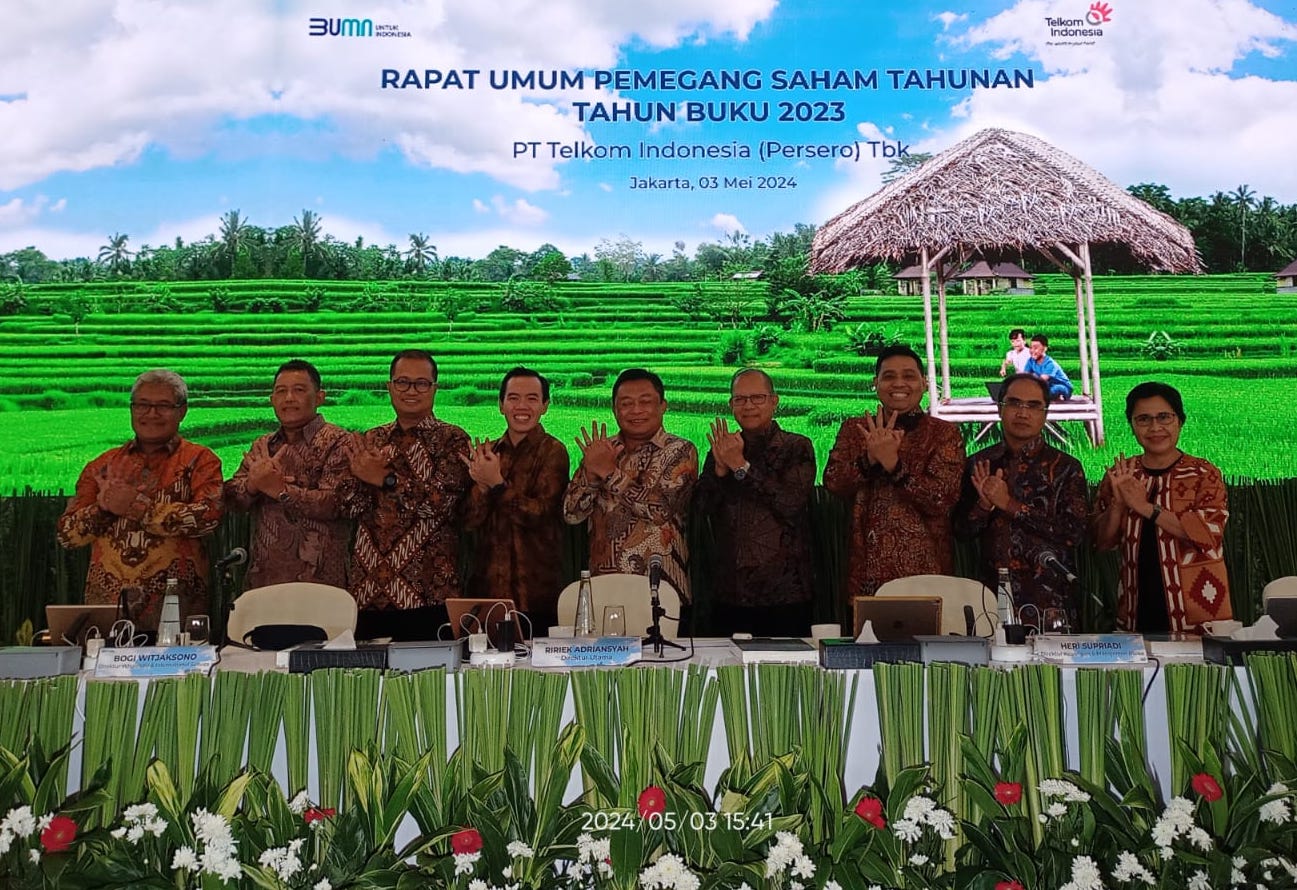 KINERJA - Direksi Telkom Indonesia bertepuk tangan di sela-sela paparan kinerja tahun buku 2023. FOTO - ISTIMEWA Simak! Ini Jadwal Dividen Telkom (TLKM) Rp17,68 Triliun
