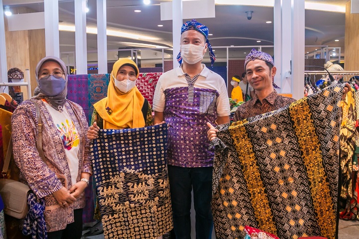 Nilai ekspor batik dan produk batik pada sepanjang tahun 2023 sebesar USD17,53 juta, dan pada bulan Januari-Februari 2024 mengalami kenaikan sebesar 14 persen Nilai Ekspor Batik dan Produk Batik di 2023 Sebesar USD17,53 Juta