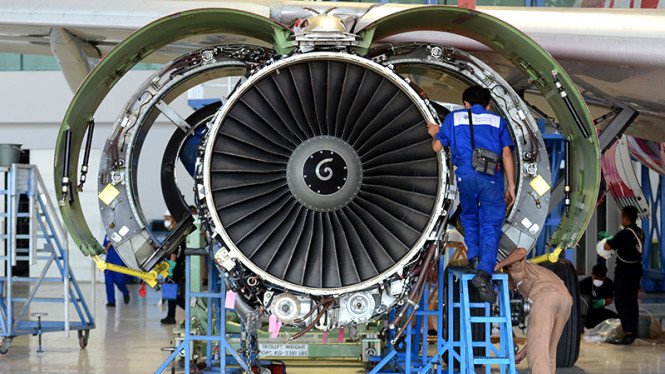 PERIKSA - Teknisi Garuda Asia tengah mereparasi mesin pesawat besutan Garuda Indonesia. FOTO - ISTIMEWA Laba Surplus 123 Persen, Maret 2024 GMFI Akumulasi Rugi USD581 Juta