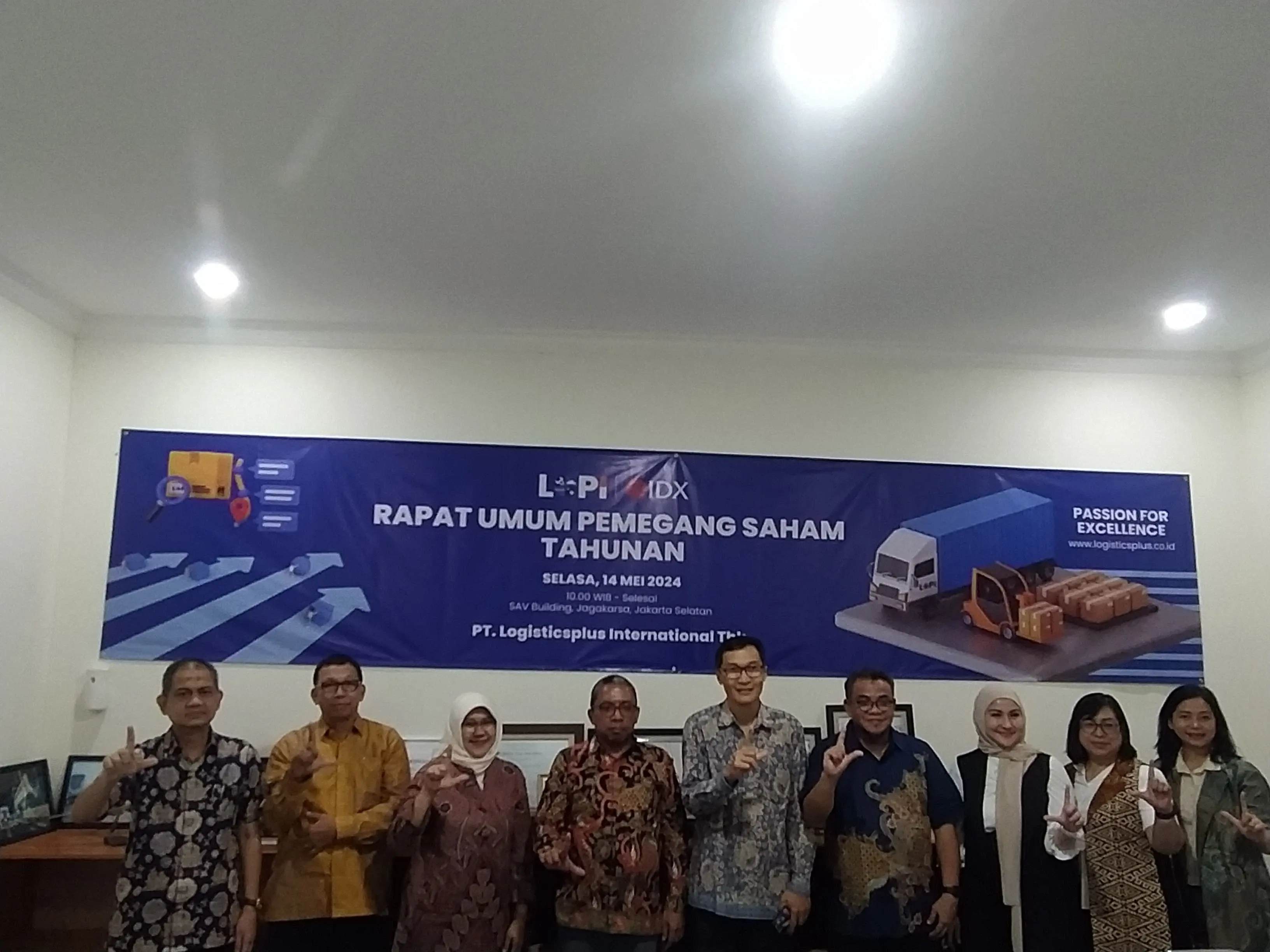 Gambar foto bersama RUPS LOPI Logisticsplus (LOPI) Restui Tak Bagikan Dividen, Ini Alasannya