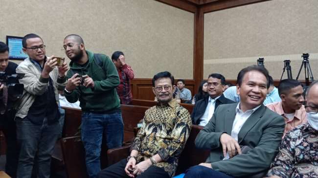 Mantan Menteri Pertanian Syahrul Yasin Limpo (tengah baju batik) di persidangan Pengadilan Tipikor. dok. Gatra/SHE. Tiga Saksi Kasus Korupsi SYL dalam Perlindungan Fisik LPSK