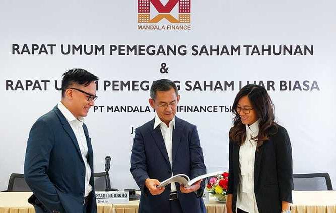 Direksi Mandala Multifinance memeriksa annual report perseroan. FOTO - ISTIMEWA Susut 38 Persen, Laba Mandala (MFIN) Maret 2024 Sisa Rp91 Miliar