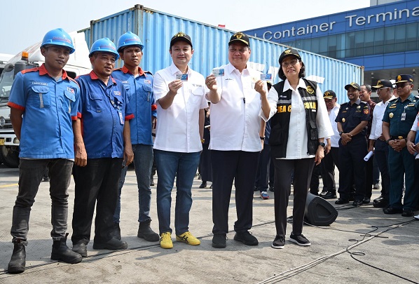 Pemerintah merevisi aturan dalam Permendag Nomor 36 Tahun 2023 yang berlaku sejak 10 Maret 2024 guna mengatasi kendala perizinan impor dan penumpukan kontainer di beberapa pelabuhan. Pemerintah Beri Relaksasi Larangan Pembatasan Barang Impor