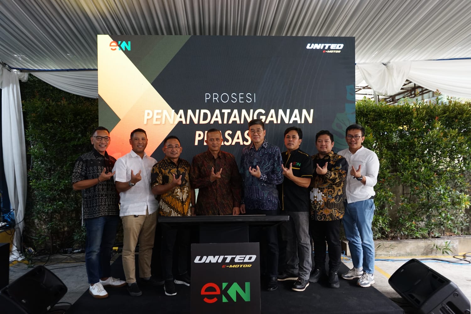 Motor listrik PT Terang Dunia Internusa Tbk. (UNTD), United E-Motor kini bisa didapatkan di store terbaru, di Jl. Inggit Garnasih No. 135, Ciateul, Kota Bandung, Jawa Barat. Untuk store ke-31 secara nasional ini, UNTD bekerja sama dengan PT Elektrik Kencana Nusantara (EKN) dalam menghadirkan sebuah authorized store United E-Motor terlengkap di wilayah Jawa Barat.  dok. ist. United E-Motor Store Bandung, Revolusi Hijau Atasi Panas Ekstrim