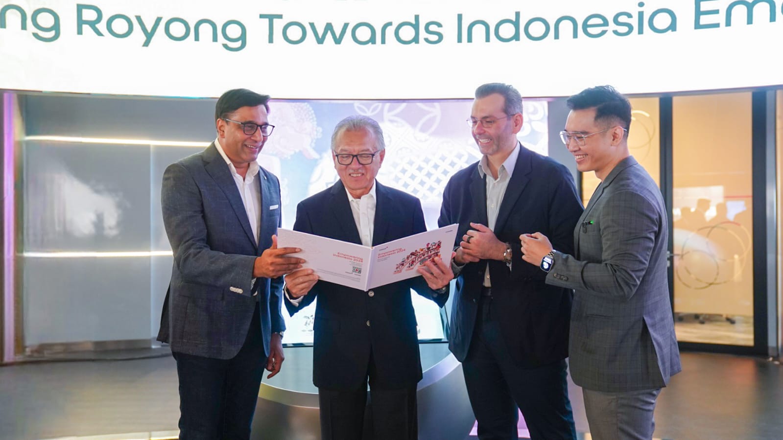 President Director & CEO IOH Vikram Sinha saat memberikan Buku Empowering Indonesia Report 2024 kepada Komisaris Utama IOH Halim Alamsyah yang diadakan di Jakarta, Senin (20/5). Mengusung tema “Growth Beyond Metropolitan”, laporan ini fokus pada ambisi Indosat menjadi pendorong utama dalam pemberdayaan Indonesia melalui implementasi teknologi Artificial Intelligence (AI) untuk pertumbuhan ekonomi. Indosat (ISAT) Luncurkan Empowering Indonesia Report 2024