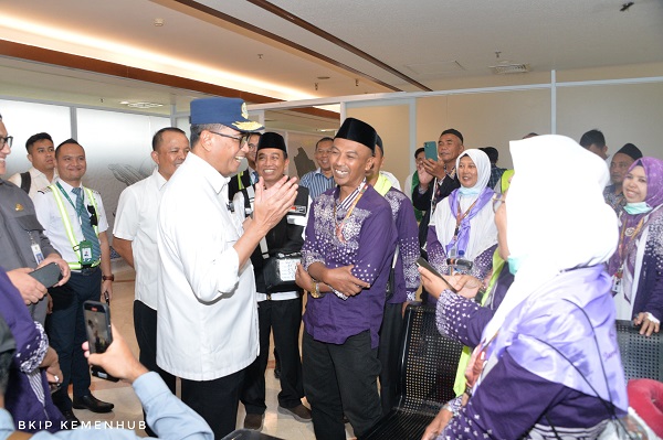 Menteri Perhubungan Budi Karya Sumadi memberikan teguran kepada PT. Garuda Indonesia terkait sejumlah keluhan mengenai pelayanan maskapai Garuda dalam penyelenggaraan haji 2024 Menhub Tegur Garuda, Minta Perbaiki Layanan Penerbangan Haji