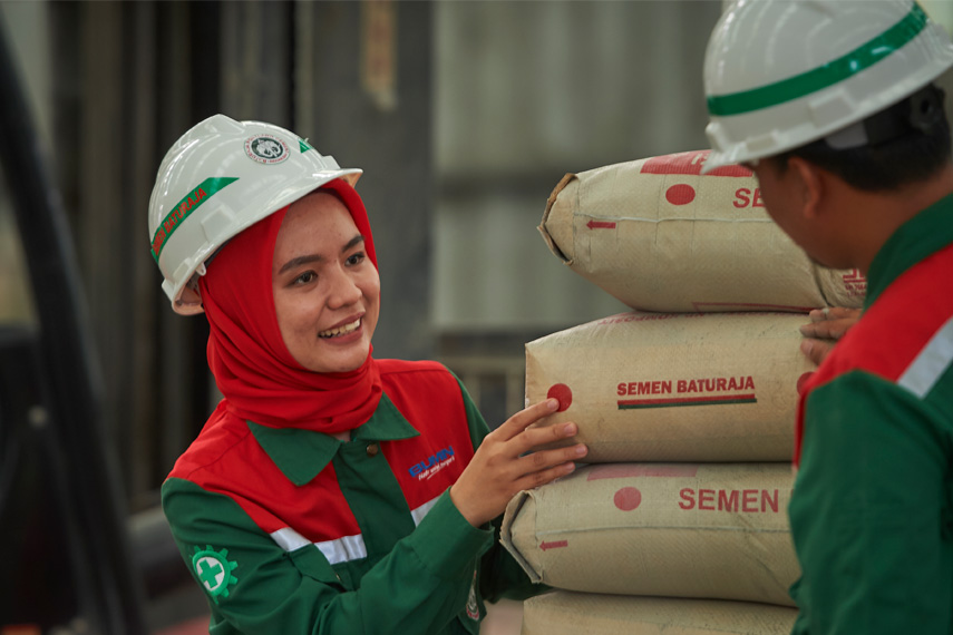 Pekerja tengah mengangkut semen hasil produksi PT Semen Baturaja (SMBR). Semen Baturaja (SMBR) Minta Restu Rambah Bisnis Baru, Ini Alasannya